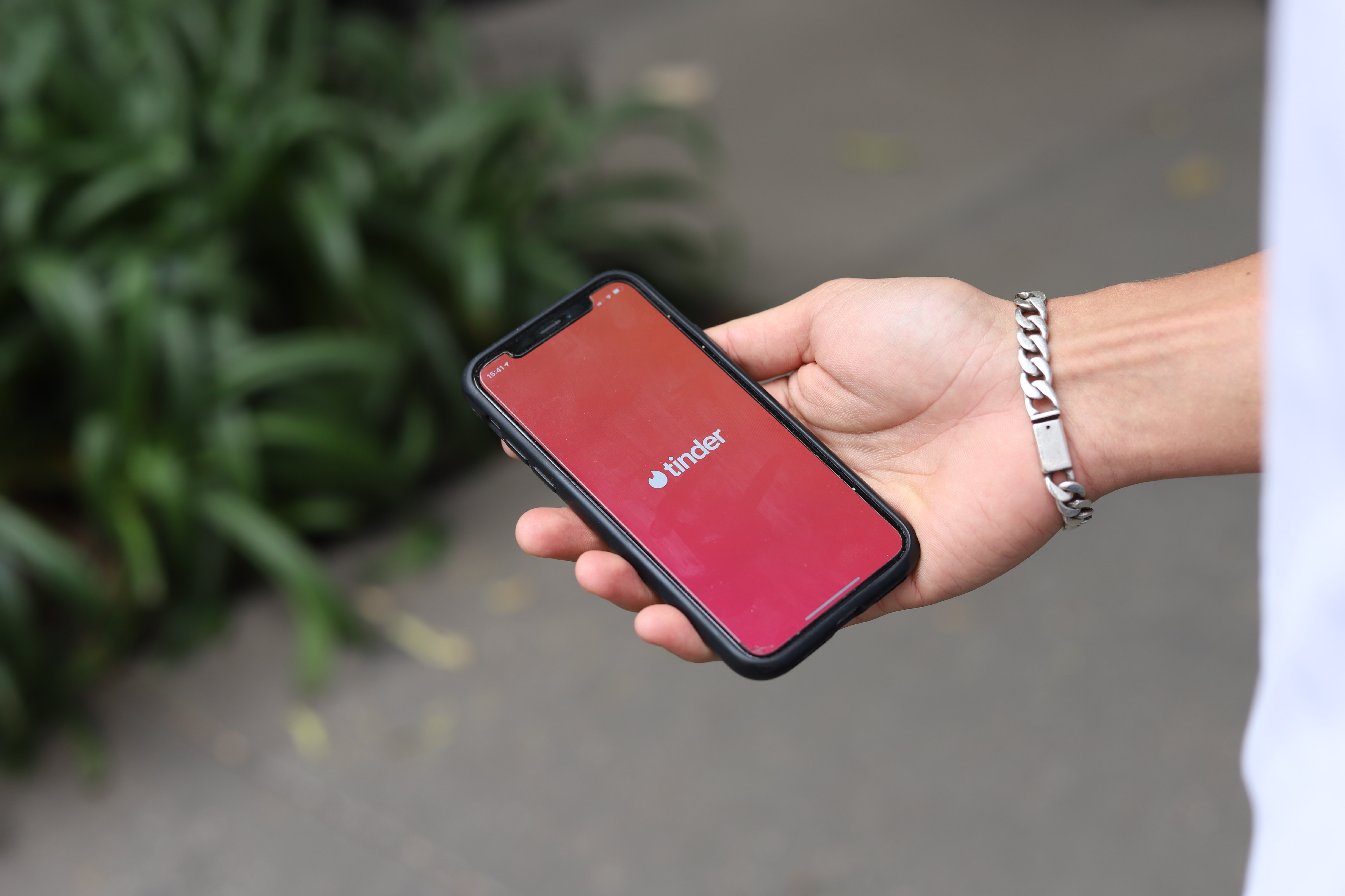 Is it illegal to lie on Tinder?